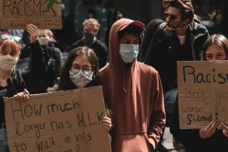 Manifestations dans l’est de l’Allemagne alors que l’extrême droite prend la tête avant les élections régionales