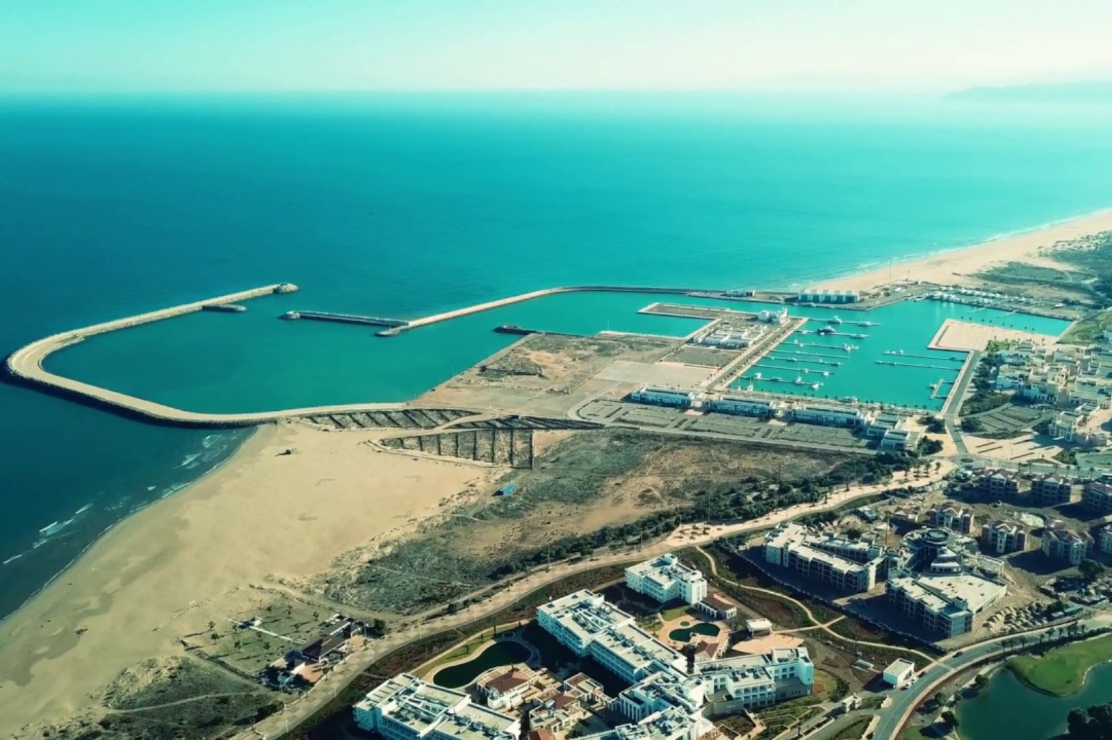 Marina-Saidia-tourisme-maroc-economique-perle-Bleue-Vue-aerienne-mer.