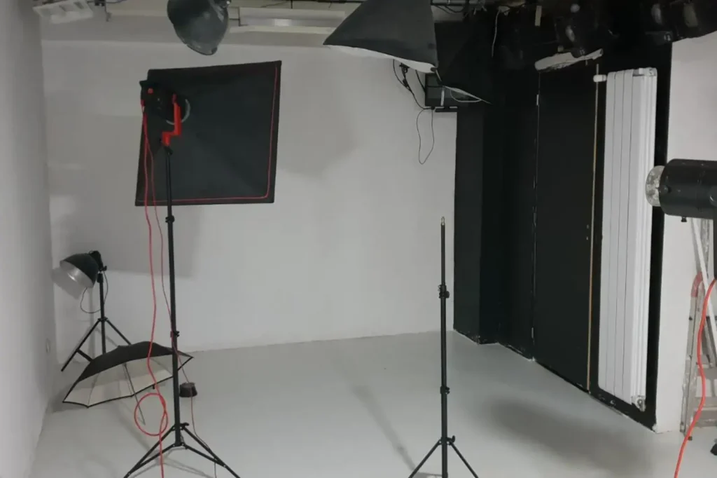 I.b-RDC-Plan-studio-photo-mur-blanc-vue-arrière-batiment