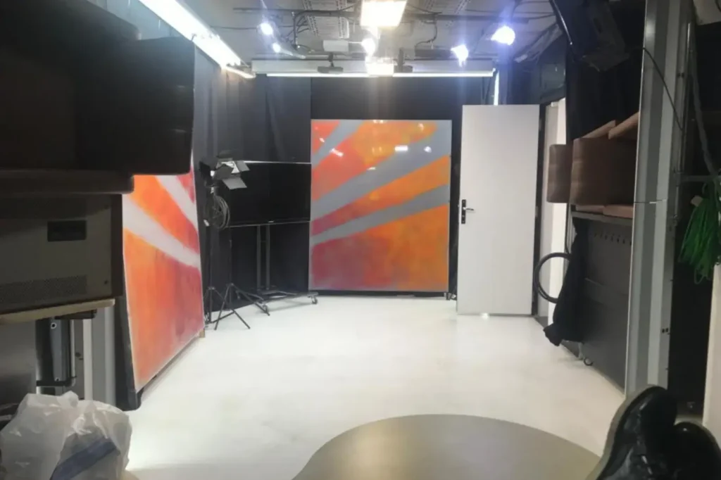 I.c-RDC-Plan-studio-photo-tissu-noir-vue-arrière-batiment