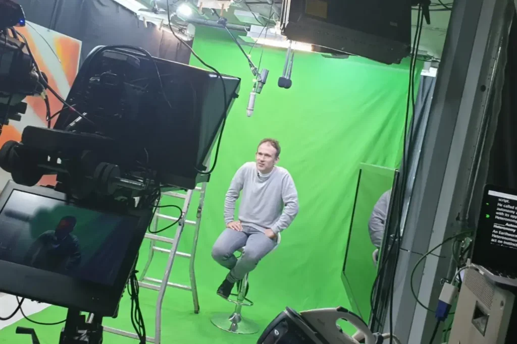 I.d-RDC-Plan-studio-photo-tissu-noir-vue-arrière-batiment-greenkey-tissu-professeur