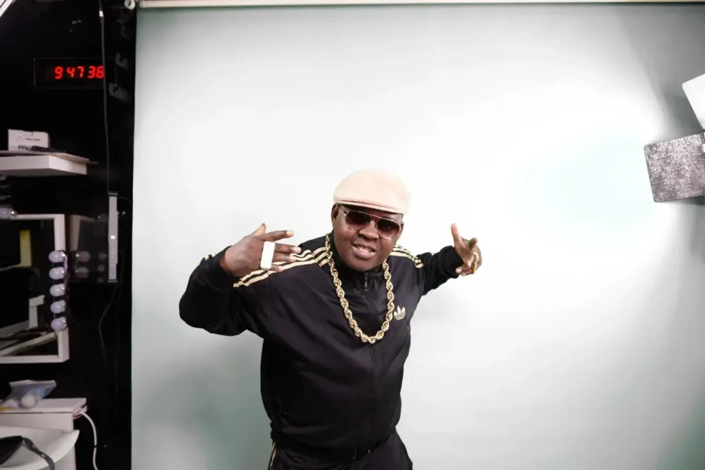 I.g-RDC-Plan-studio-photo-vue-avant-batiment-greenkey-tissu-coté porte-cochère-rue