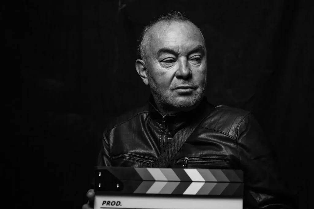 I.i-RDC-Plan-studio-photo-vue-avant-batiment-fond-noir-coté porte-cochère-rue